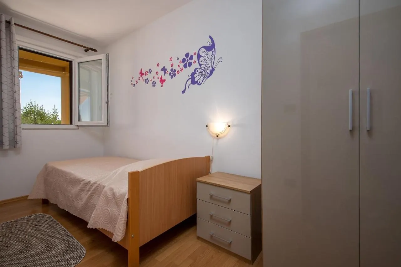 Three-Bedroom Apartment In Vrsar I