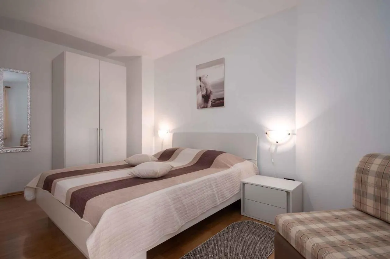 Three-Bedroom Apartment In Vrsar I