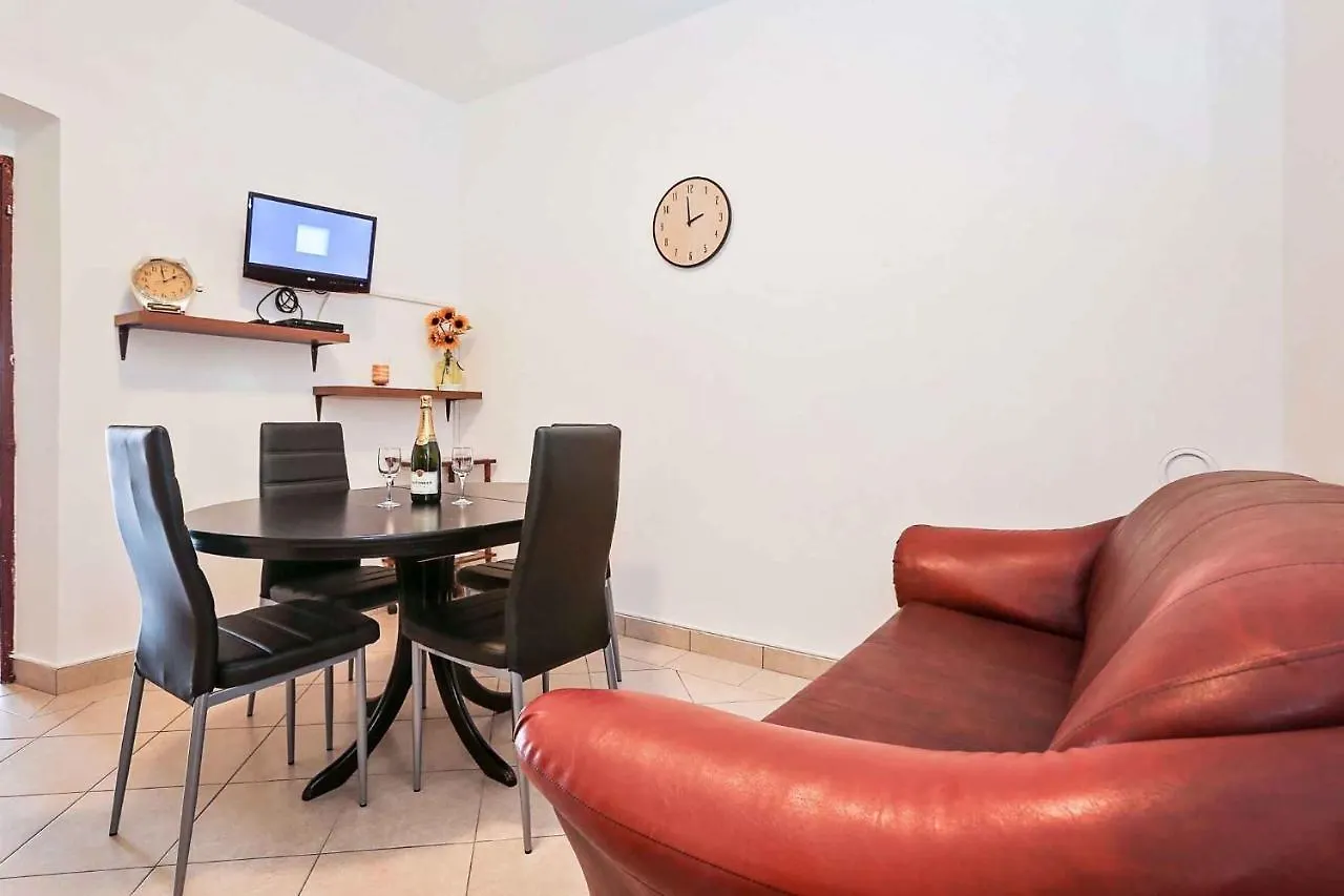 Three-Bedroom Apartment In Vrsar I