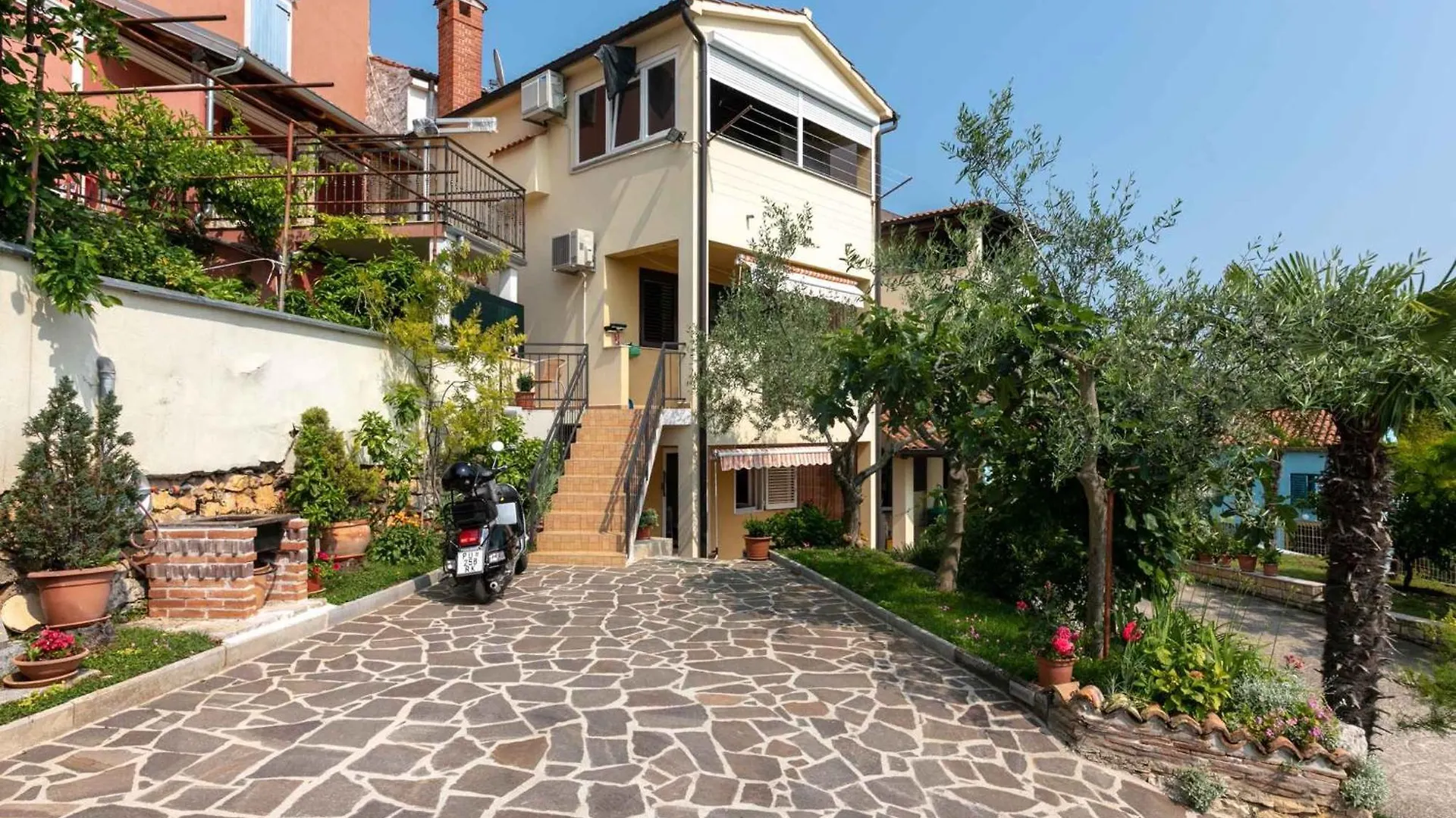 Three-Bedroom Apartment In Vrsar I