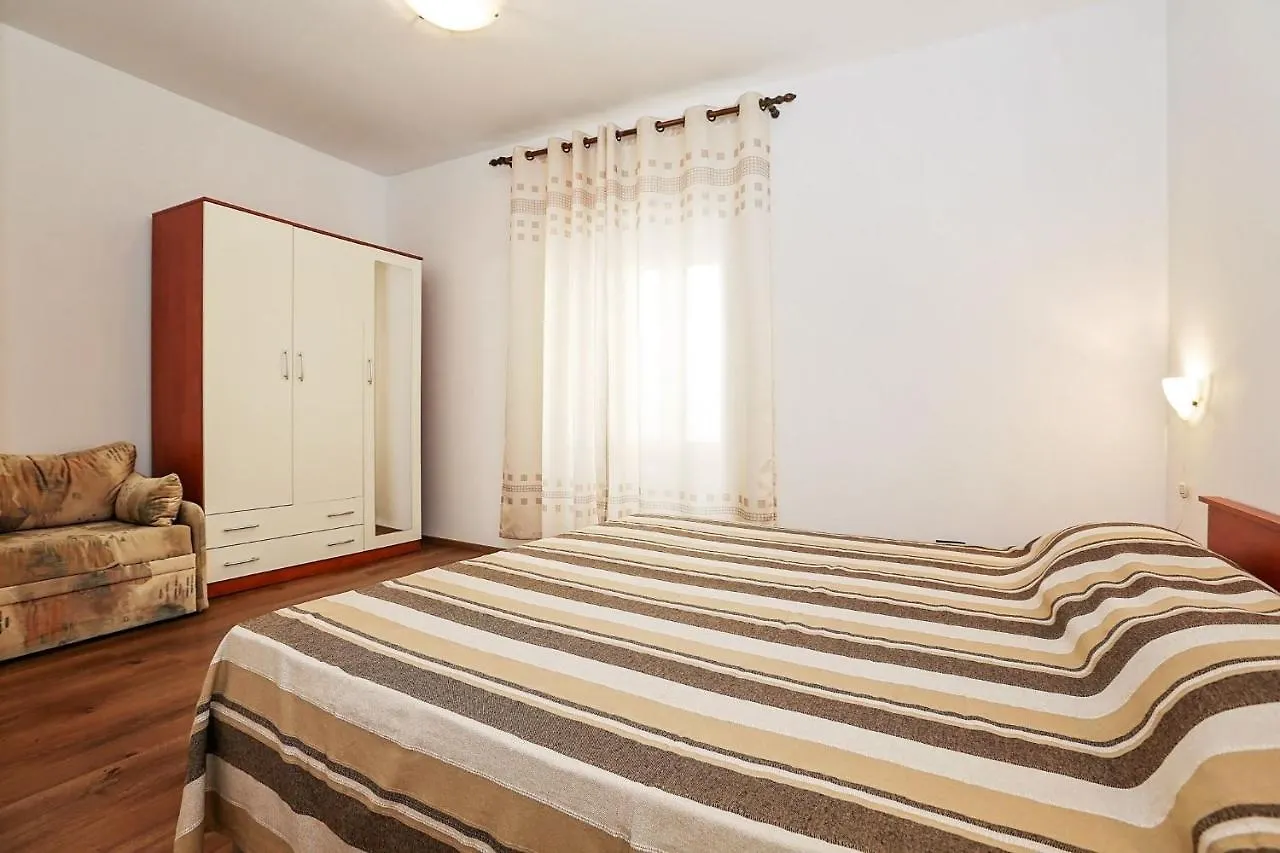 Three-Bedroom Apartment In Vrsar I
