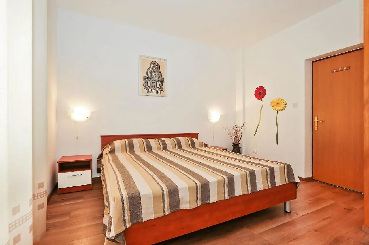 Three-Bedroom Apartment In Vrsar I 0*,
