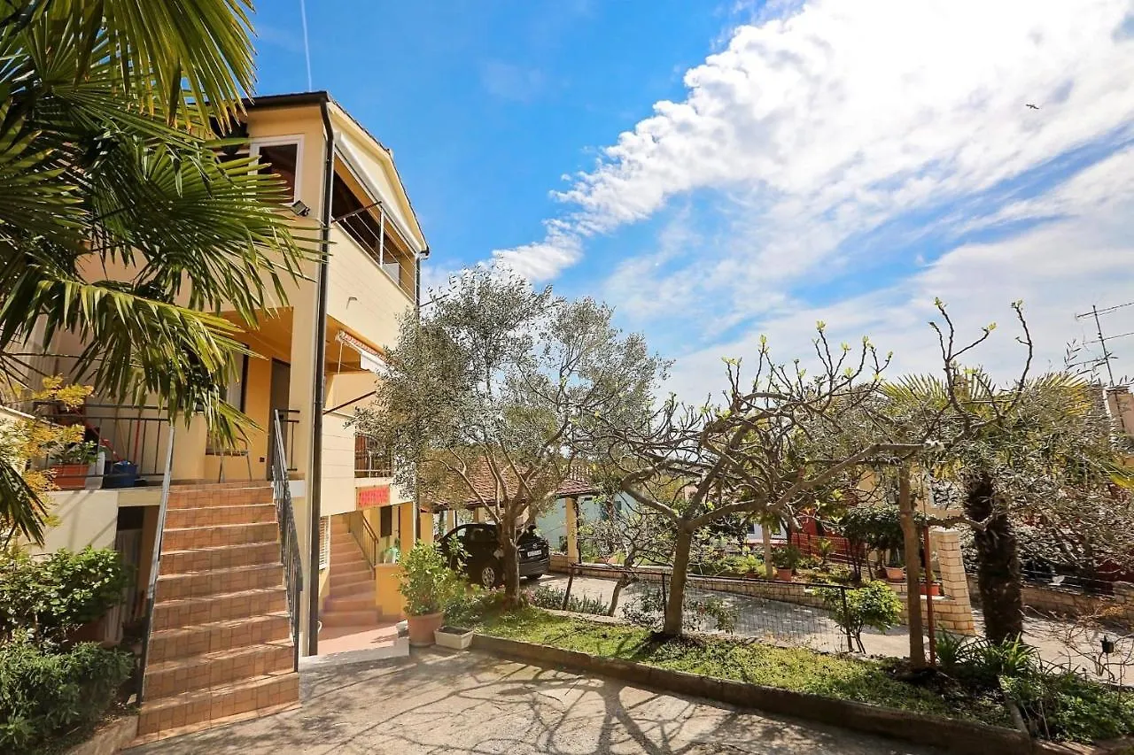 Three-Bedroom Apartment In Vrsar I