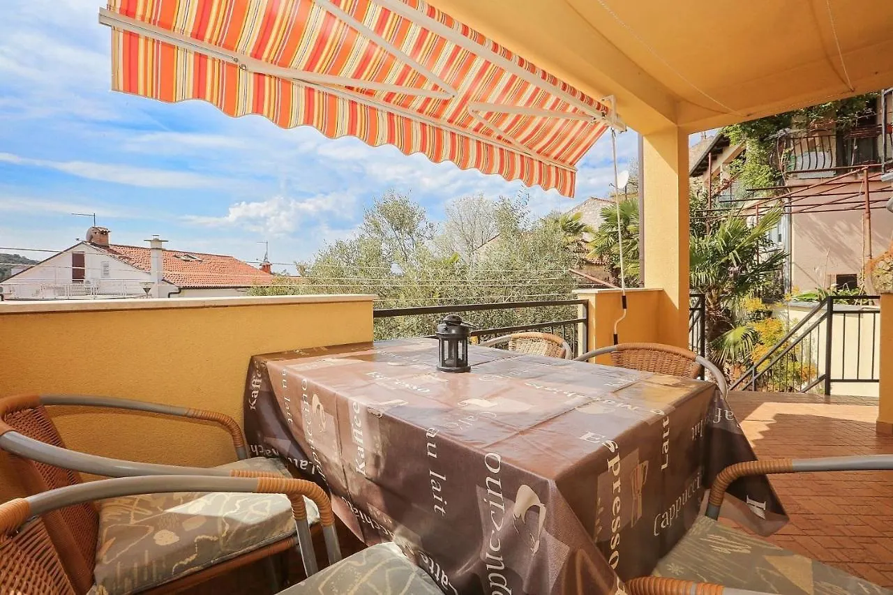 Three-Bedroom Apartment In Vrsar I